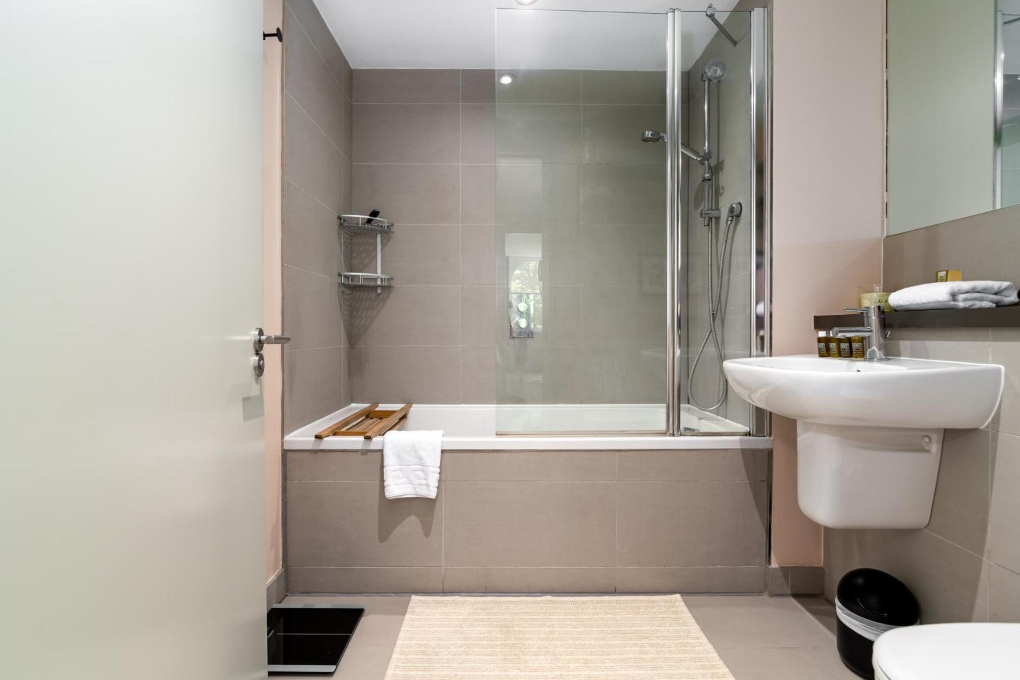 2 Bedroom In Bridge Apartment London